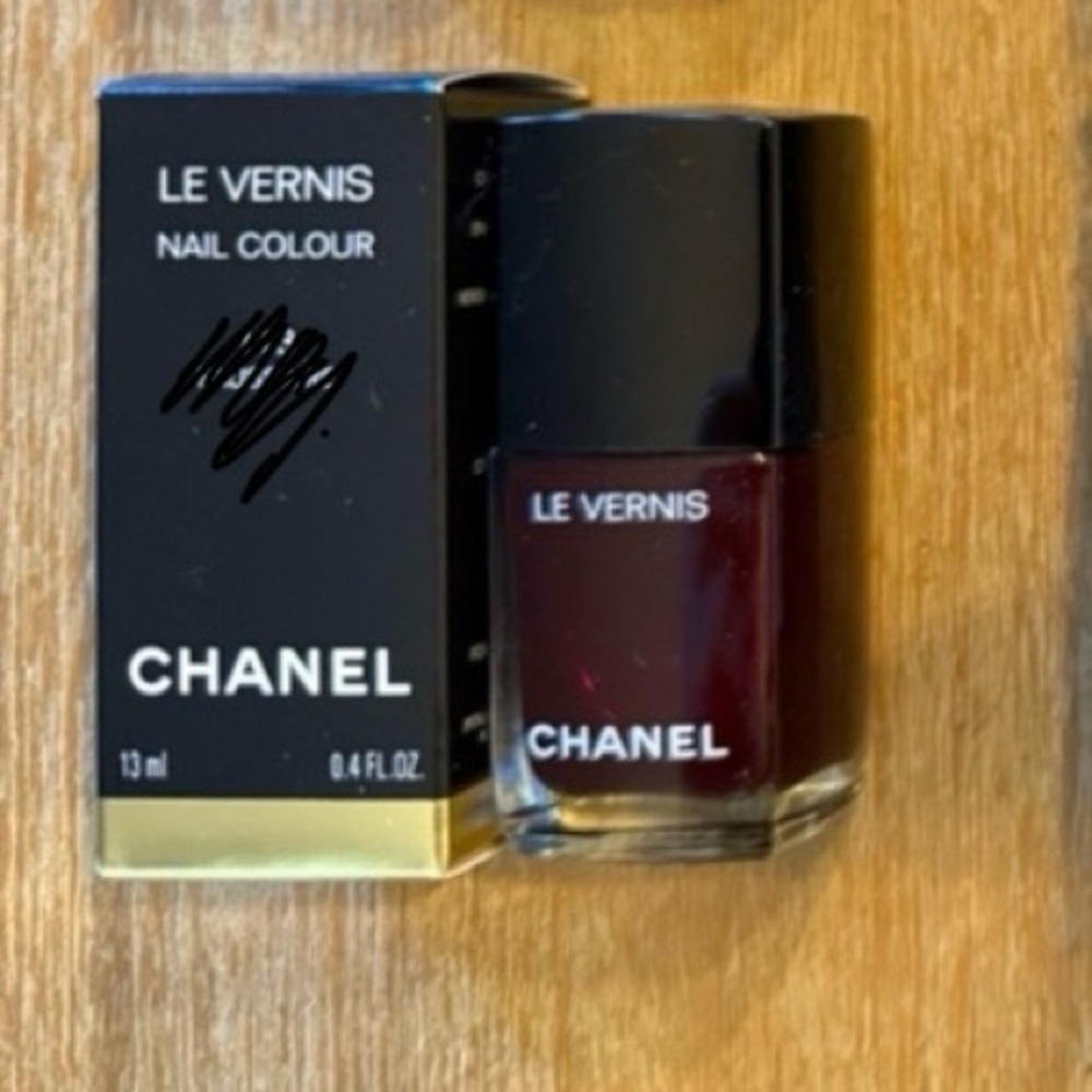 CHANEL Le Vernis Nail Color in Rich Burgundy - Picture 6 of 6